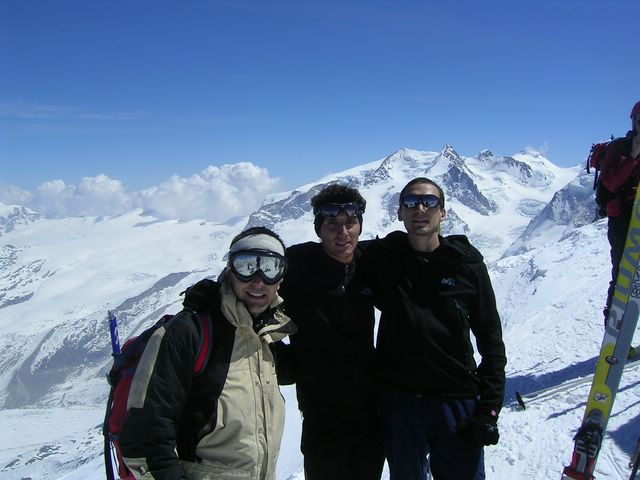 In vetta: 4165 mt. Sullo sfonda le punte del Rosa.