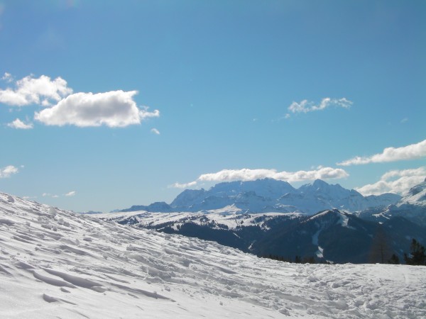 Piz La Villa visto da S.Leonardo con sfondo del gruppo Marmolada