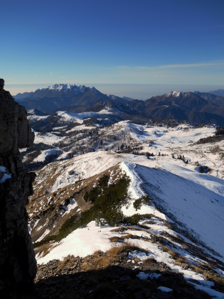 Cresta del Sodadura con vista sul Resegone dopo la prima nevicate dell'inverno 2014-2015