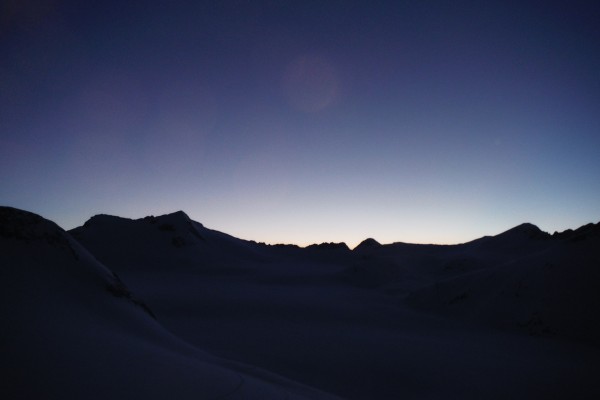 dal rifugio cadutti dell'Adamello vediamo il sole tramontare sul Pian di Neve