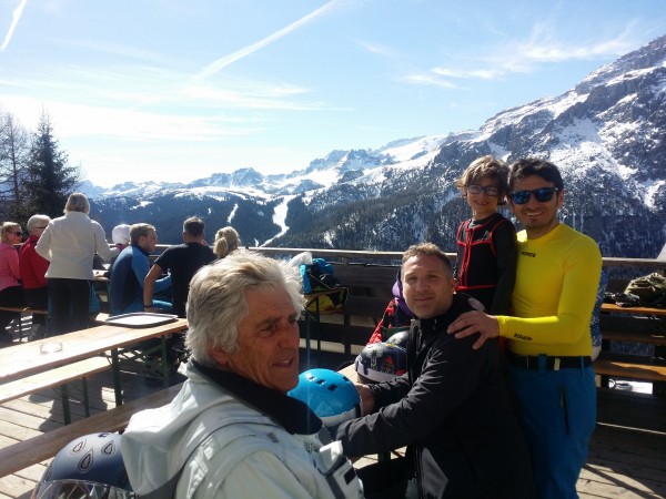 Rifugio Col Pradat 2017-03-20 10.38.28.jpg (3.8 MiB) Visto 4404 volte Rifugio Col Pradat:Alberto di Mantova,Helmut di Chiusa,Tommy e Vito di Brescia.