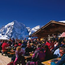 Madritschhutte_Terasse_vor_Dreigestirn_Winter.jpg