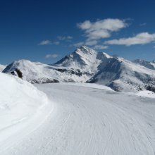 Il_tracciato_della_pista__462C_sullo_sfondo_da_sinistra_il_monte_Motta2C_Rognosa_e_Sises.JPG