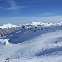 PISTE_SULLA_NUDA_IL_CRINALE_APPENNINO_E_MONTE_CUSNA_SULLO_SFONDO.JPG