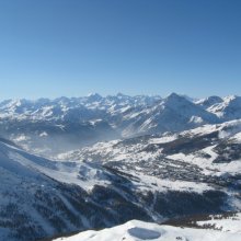 Sestriere_e_sullo_sfondo_i_Monti_della_Luna_e_a_destra_lo_Chaberton.JPG