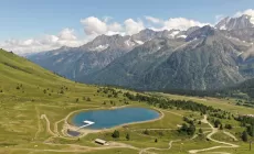 PONTEDILEGNO TONALE - Il palco sul lago Valbiolo che ospiterà il Water Music Festival