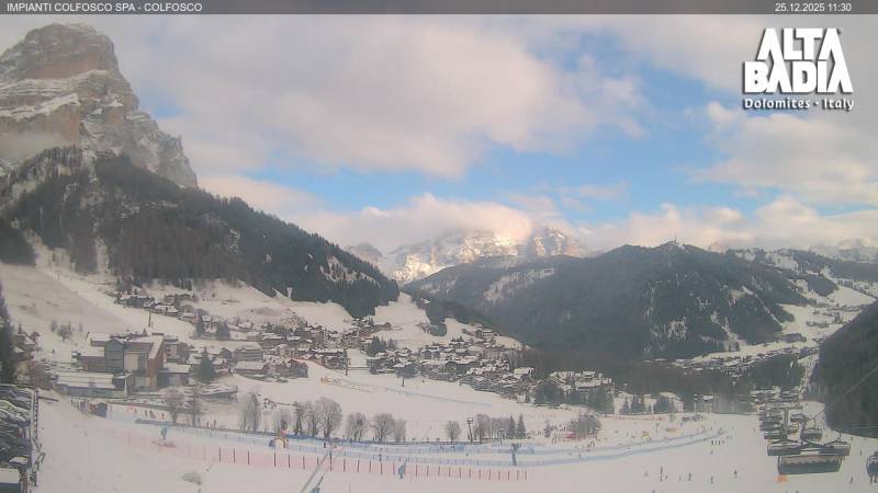Colfosco - paese con vista sui monti Sassongher e Lavarela