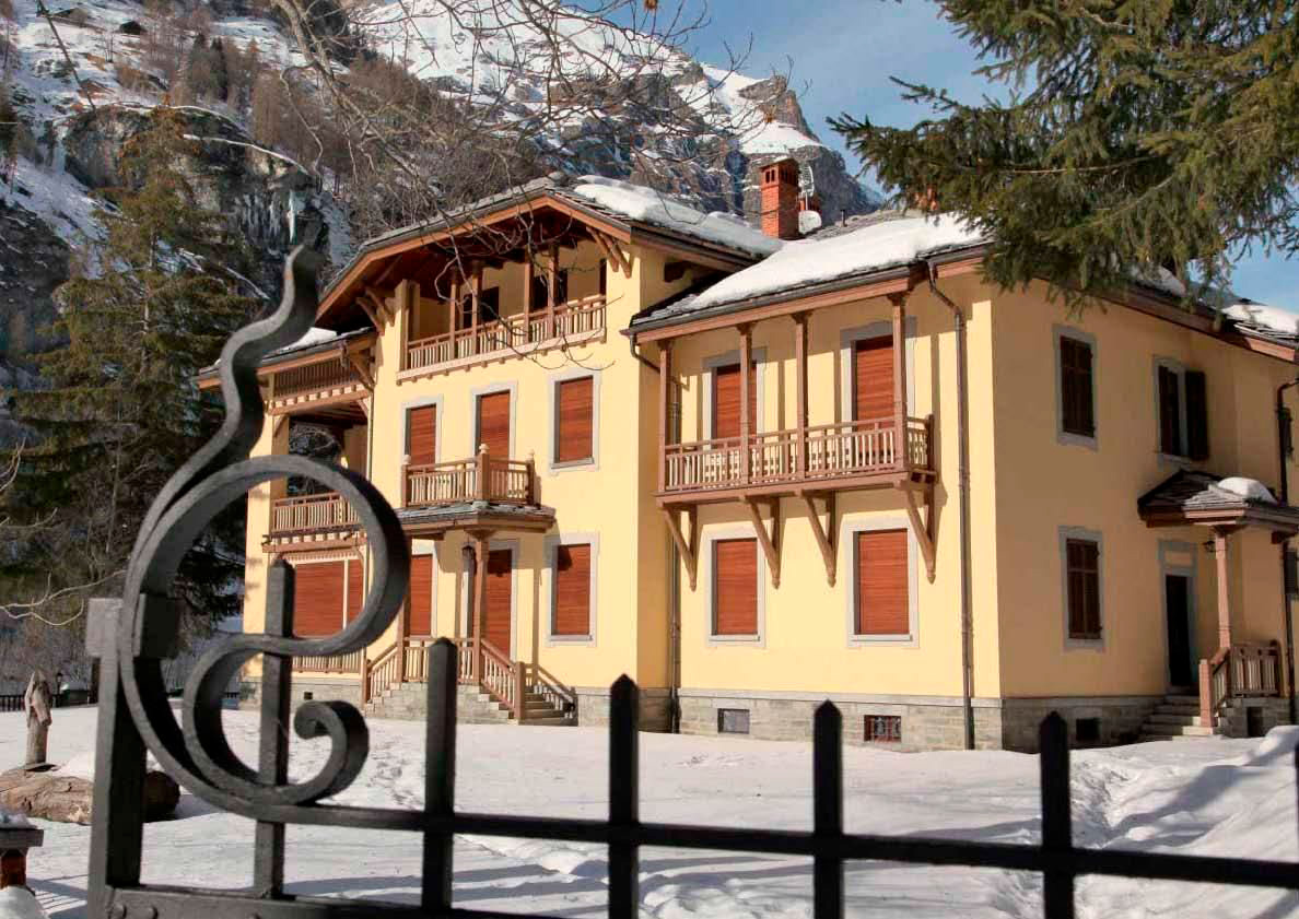 GRESSONEY - Bastava un milioncino per la villa di Lady Gaga in House of  Gucci | Dove Sciare