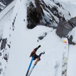 Andrzej Bargiel scende con gli sci dal K2