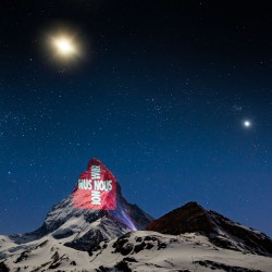 Michael Kessles - Zermatt, il cervino illuminato nei giorni di lock down