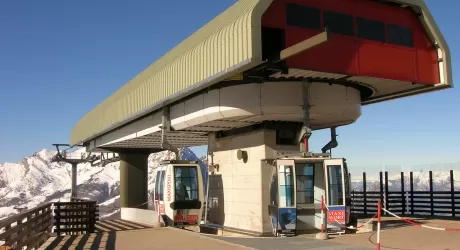 PIANI DI BOBBIO - Incendio sotto la cabinovia, qualche disagio per il rientro degli sciatori