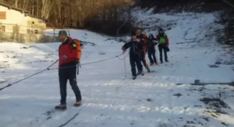 PIANI DI BOBBIO - Cabinovia ferma per vento in 500 giù a piedi