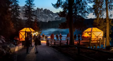 VAL D’EGA - Il mercatino di Natale magico sul lago di Carezza