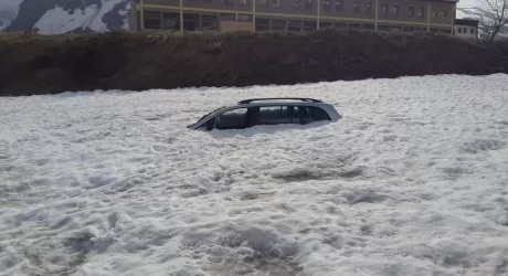MONCENISIO - Disgelo: un’auto riaffiora dalla neve 