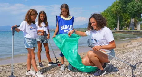 Fede Brignone raccoglie plastica abbandonata nel lago di Garda 