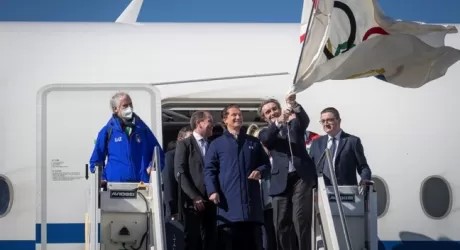 La bandiera olimpica è a Milano: "Ora affrettare la realizzazione delle opere"