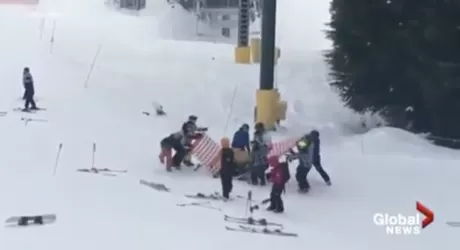 Bambino appeso alla seggiovia: lo salvano con rete delimita piste