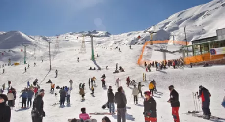 IRAN - Donne su piste da sci solo se accompagnate