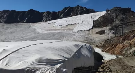 Nuovi teli copri ghiacciaio allo studio per eliminare le microplastiche