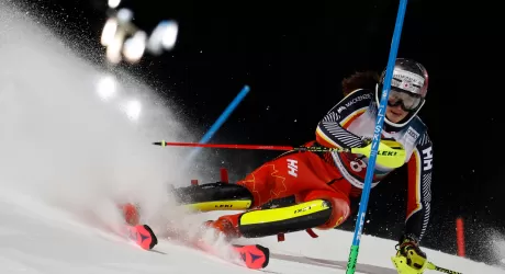 SCHLADMING - Petra Vlhova è al comando dello slalom