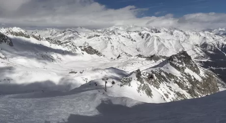 PONTEDILEGNO TONALE - Il ghiacciaio Presena ha aperto ma solo per gli agonisti