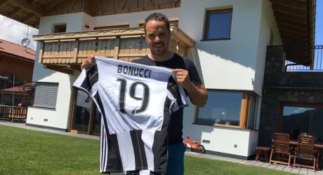 FILL CON LA MAGLIA REGALATA DA BONUCCI: FORZA JUVE PER LA FINALE DI CHAMPIONS!