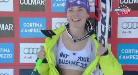 TINA MAZE - Mostra il reggiseno dopo la querelle sull'intimo, il video