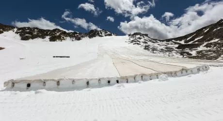 Val Senales, teli geotessili sul ghiacciao per minimizzare la fusione estiva, fotogallery