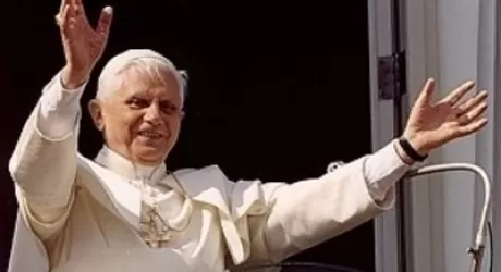 SCI - Maestri regalano al Papa un paio di sci e una tuta