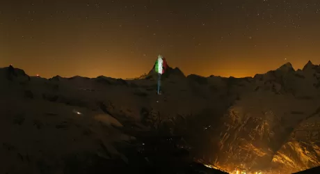 La Svizzera illumina il Cervino con il tricolore per solidarietà