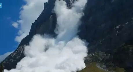 GRINDELWALD - Spettacolare schianto del ghiacciaio, il VIDEO