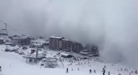 VIDEO - Valanga a Cervinia, il paese avvolto da una nube di neve