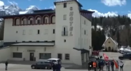 CORTINA - 50 lavoratori protestano davanti all'albergo Tre Croci: "Non ci pagano"