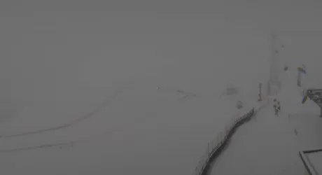 SOELDEN - Pioggia e neve sul ghiacciaio, gigante femminile annullato