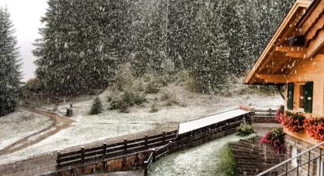 Ecco la prima neve! Fiocchi a 1500 metri sulle Alpi