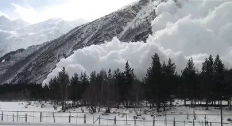 Video: impressionante valanga distaccata artificialmente in Russia