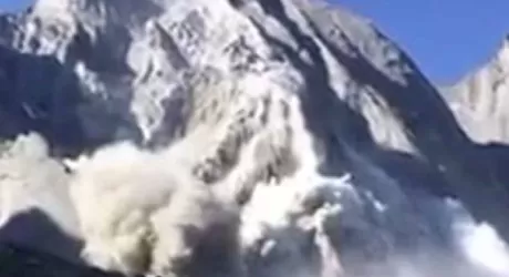 VAL BREGAGLIA - FRANA SUL PIZZO CENGALO, LA MONTAGNA SI SGRETOLA: VIDEO
