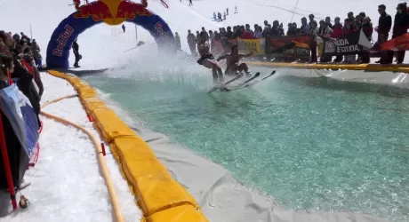 Gressoney-La-Trinite': sci e salto della piscina il 21 aprile 2014