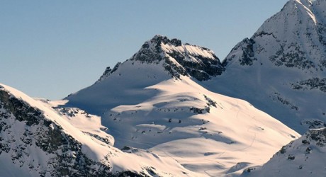 Vista del passo Civera (centro) e dell ampio colle Zube (SX)