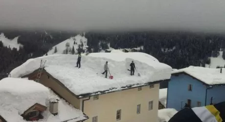 METEO – Neve, ormai è emergenza, oltre 5 metri in quota