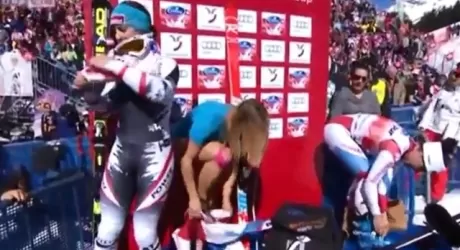 LARA GUT - Striptease a Lenzerheide il video