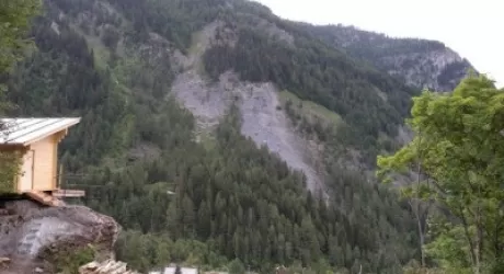 COURMAYEUR - Peggiora frana di La Saxe, evacuata La Palud