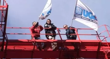 CAMPO IMPERATORE – 6 operai sul pilone per protesta