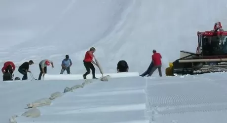 Adamello Ski - Il ghiacciaio Presena viene coperto dai teli
