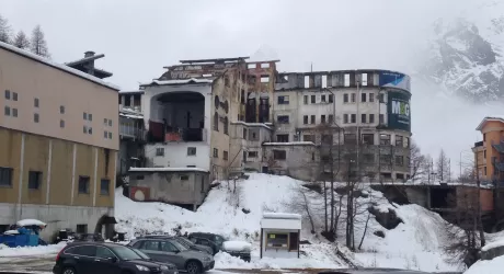 CERVINIA - Ecomostro addio, è stato venduto l'Hotel Gran Baita 