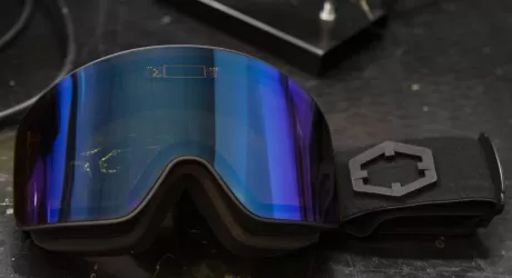 OUT OF - La rivoluzionaria maschera fotovoltaica che si adatta alla luminosità ambientale