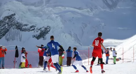 MACUGNAGA – Una partita di calcio sulla neve a 2800 metri