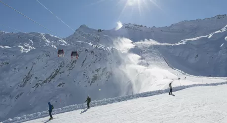 PRESENA - Sul ghiacciaio si continua a sciare fino al 15 maggio