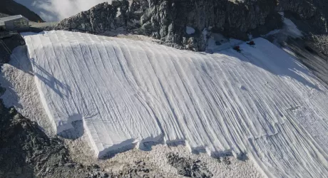 TONALE - Tolti i teli geotessili dal ghiacciaio Presena, fotogallery
