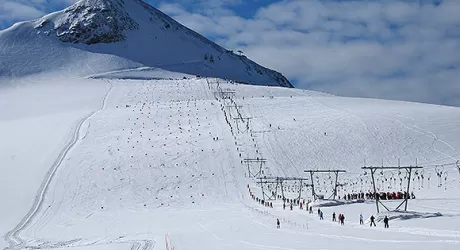 STELVIO - La nazionale di snowboard si allena sul ghiacciaio fino al 17 giugno